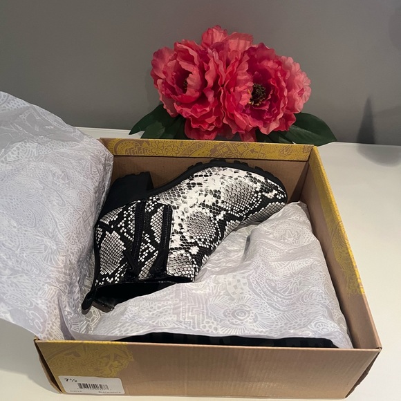 Boots - Picture 11 of 11